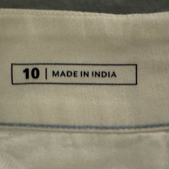 3-1/2” Vineyard Vine Shorts - Picture 3 of 3